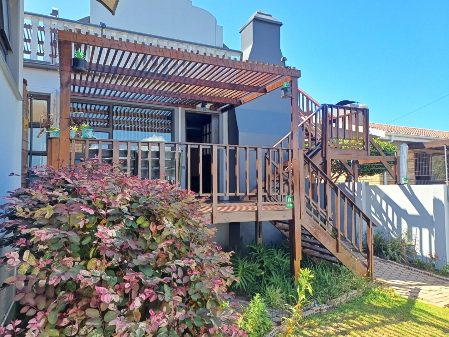 5 Bedroom Property for Sale in Fraaiuitsig Western Cape